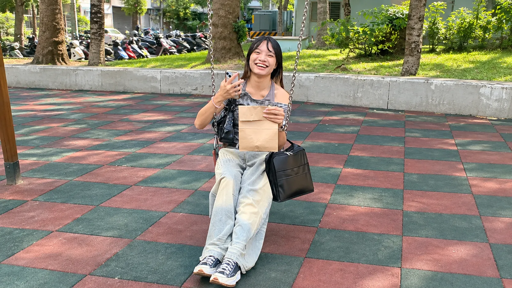 🌿 拾光日常｜無論幾歲，都別忘了坐在鞦韆上大笑